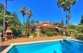Xalet  Avenida buchinger. Un oasis de lujo y privacidad en la milla de oro: villa independ