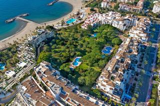 Apartament  Avenida playas del duque. Sumérjase en el lujo mediterráneo en playas del duque: apartamen