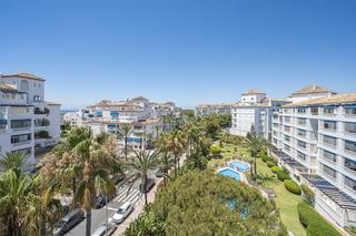 Ático  Avenida playas del duque. Ático dúplex de ensueño en puerto banús: un oasis de lujo y excl