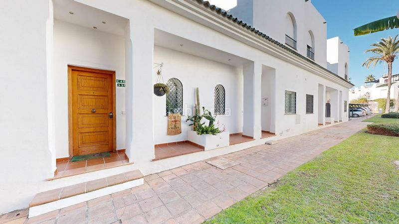 Foto 7a2991a8-ec5b-44a3-9743-78d68aff8881. Casa adossada amb piscina a Los Naranjos Marbella
