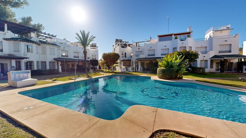 Foto be81df13-6e4e-4213-8046-9c5266fc6e05. Casa adossada amb piscina a Los Naranjos Marbella