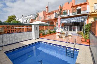 Casa adossada  Calle sirio. Tu hogar ideal en nueva andalucía: casa adosada con piscina priv