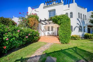 Casa adossada  Calle sirio. Descubra el lujo y la comodidad en nueva andalucía: casa adosada