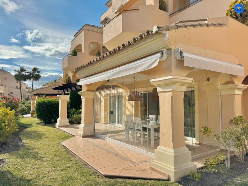 Foto 33ad01e4-0d75-435f-acf6-8f8a19b007aa. Apartamento moderno apartamento a pie de la playa en elviria en Marbella