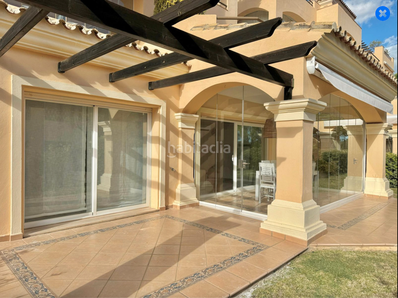 Foto 6b797f6f-fae3-4078-b562-5f471b5d7627. Apartamento moderno apartamento a pie de la playa en elviria en Marbella