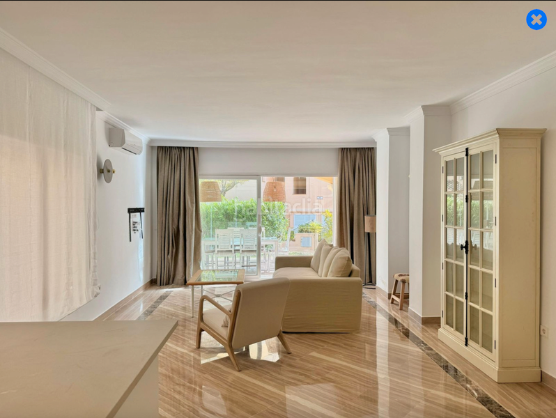 Foto af565b0d-b79b-488a-9b3c-7ad9b167a118. Apartamento moderno apartamento a pie de la playa en elviria en Marbella