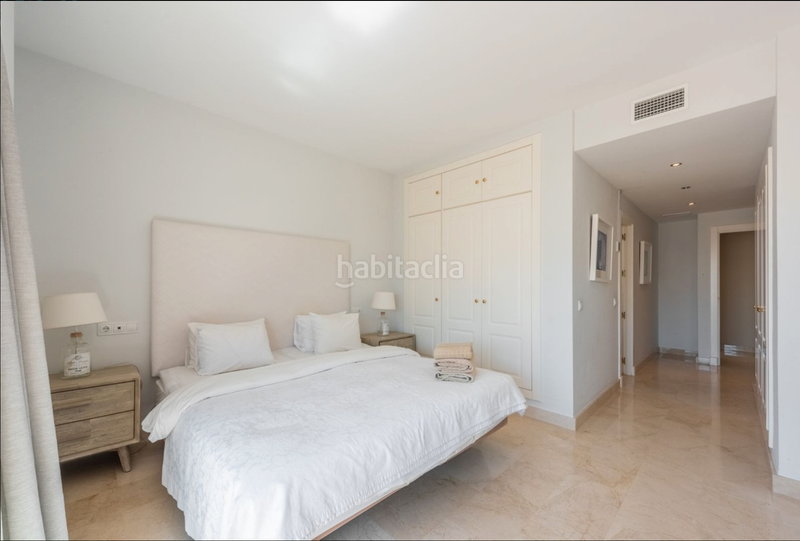 Foto 7cd76bd3-9db1-4e30-aa86-02d866407a05. Zweistöckige wohnung mit parking pool in Nueva Alcántara Marbella