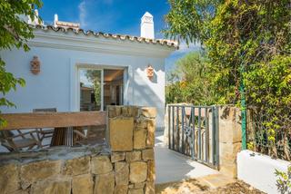 Casa aparellada  N/a. Casa escondida: un oasis de lujo en el corazón de nueva andalucí