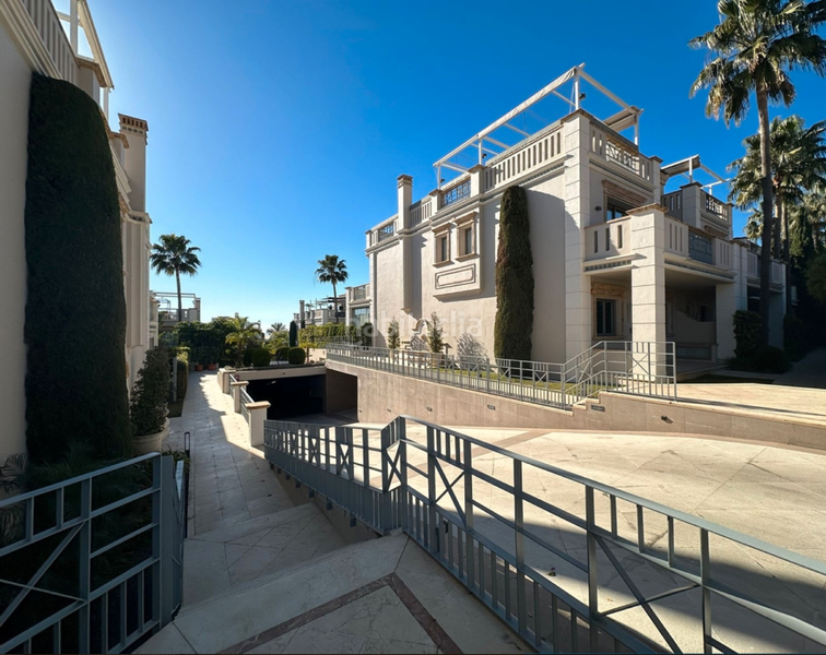 Foto 6a6cbe67-f991-46b1-9927-bccd548d212c. Alquiler casa pareada casa moderna en la zona prestigiosa de Sierra Blanca en Marbella