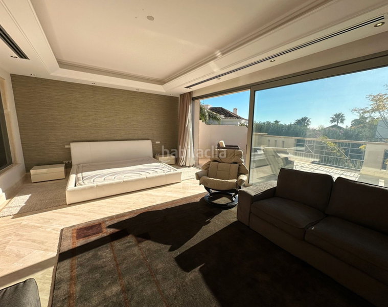 Foto b0417ca4-c6a0-48b1-824a-aa53919cedf8. Alquiler casa pareada casa moderna en la zona prestigiosa de Sierra Blanca en Marbella