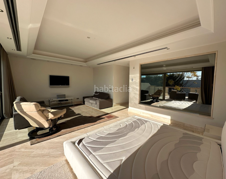 Foto b56ff943-f3dd-4a95-bd12-2fd29da44006. Alquiler casa pareada casa moderna en la zona prestigiosa de Sierra Blanca en Marbella