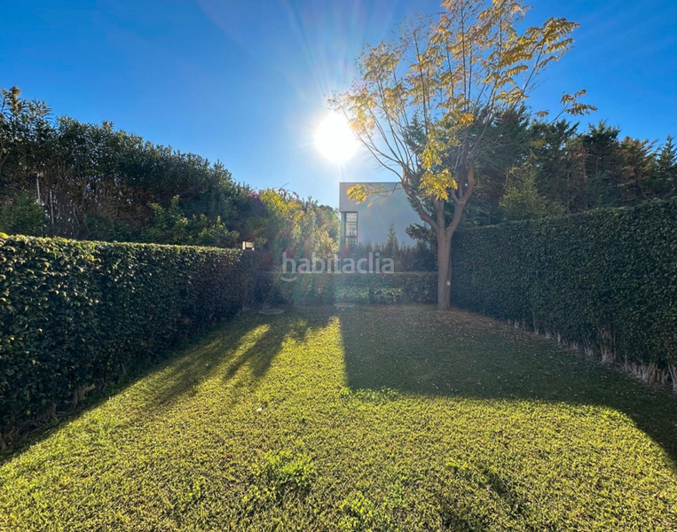 Foto 1f8838b5-9fe9-4e28-925b-ffa4da47db8b. Lloguer casa aparellada amb aparcament piscina a Marbella