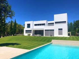Xalet  Avenida los cortijos. Villa contemporánea de ensueño en sotogrande alto: lujo, exclusi