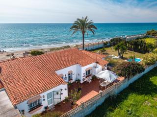 Chalet in Costabella. Villa frente al mar en marbella este: un oasis de lujo y tranqui