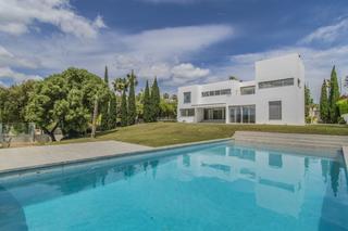 Xalet  Avenida los cortijos. Villa contemporánea de ensueño en sotogrande: su refugio de lujo