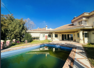 Xalet  Avenida tomás pascual. Descubra una villa de gran potencial con vistas panorámicas al m
