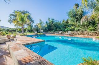 Chalet  N/a. Villa de 6 dormitorios con piscina y jardín exuberante