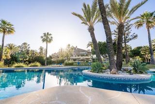 Duplex à Las Brisas. Increíble ático dúplex recién reformado en nueva andalucía con v
