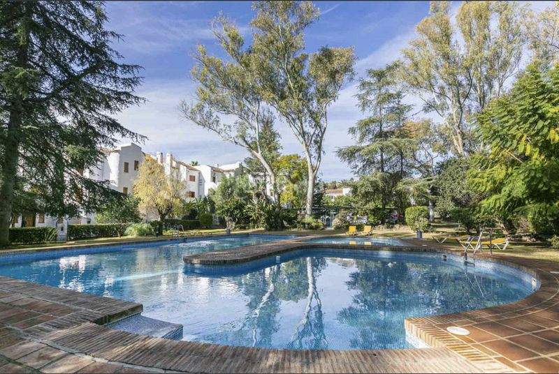 Foto c2a01ade-e22d-4085-876e-53d0877eb7b5. Pis amb aparcament piscina a Los Naranjos Marbella