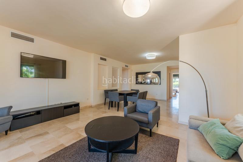 Foto 1ca8f165-8e3d-45b0-afeb-2919a1a54e61. Miete appartement mit parking in Nueva Atalaya Estepona