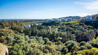 Terreny residencial a Benahavís pueblo. Exclusiva parcela con vistas al mar en puerto de los almendros