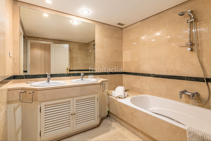 Foto 5effd989-2d39-4d7b-bcdb-8dd36368502d. Apartament amb aparcament piscina a Las Lomas de Río Verde Marbella