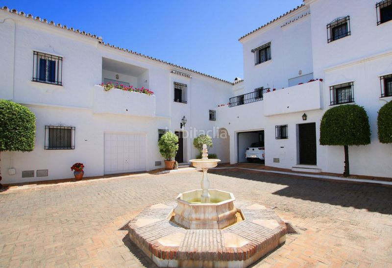 Foto 127d67eb-de7e-4681-91a0-b866744ce3b7. Casa adossada amb xemeneia piscina a Las Brisas Marbella