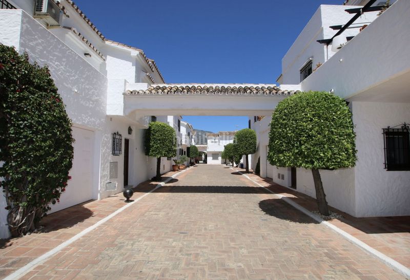 Foto 1b88ebd7-b002-4606-8744-3a3589b1f725. Casa adossada amb xemeneia piscina a Las Brisas Marbella