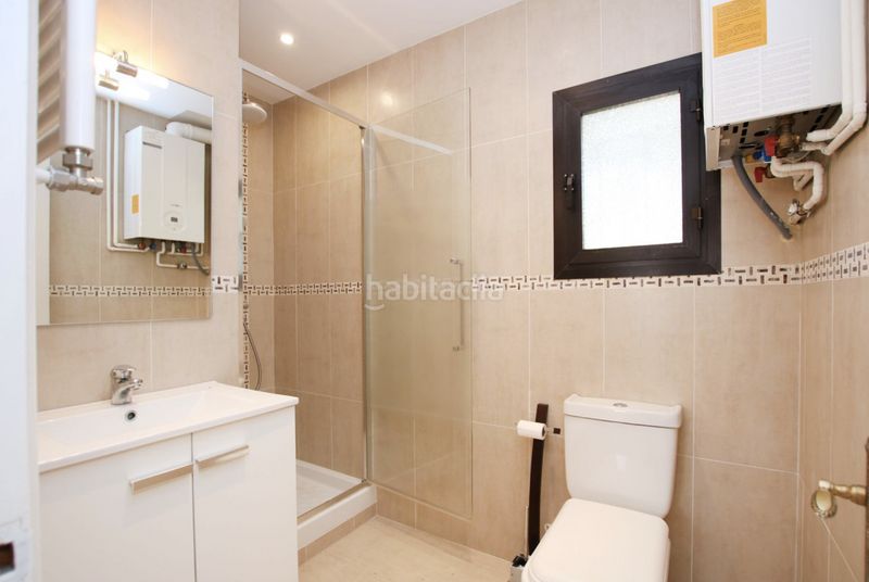 Foto 1ef4b20c-2adc-4346-9609-795d5bf10669. Casa adossada amb xemeneia piscina a Las Brisas Marbella