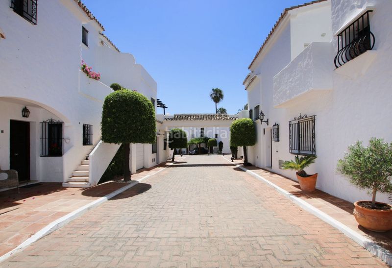 Foto 299ea296-e07c-4300-a96b-15e69ae2562e. Casa adossada amb xemeneia piscina a Las Brisas Marbella