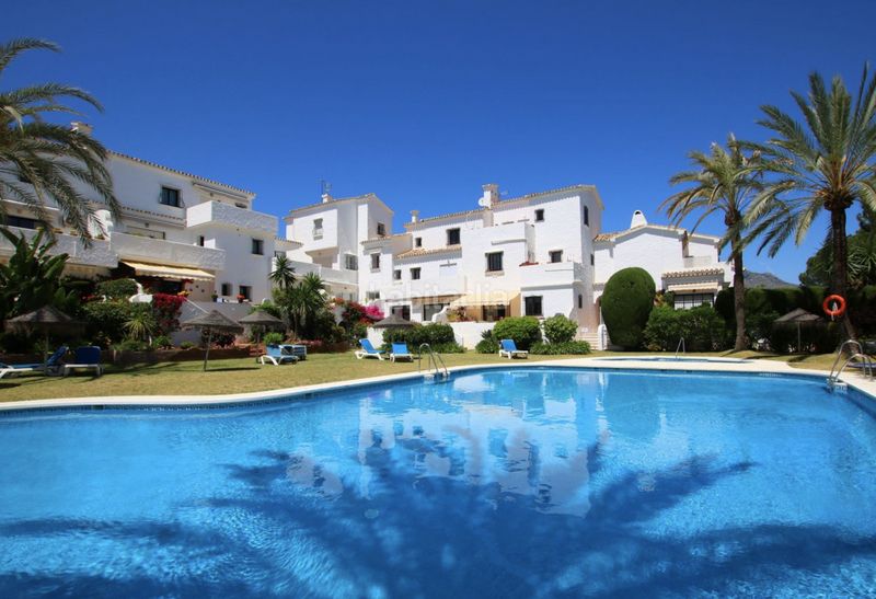 Foto 2ce87ba7-669e-4c63-abb1-4b5ae217f7be. Casa adossada amb xemeneia piscina a Las Brisas Marbella