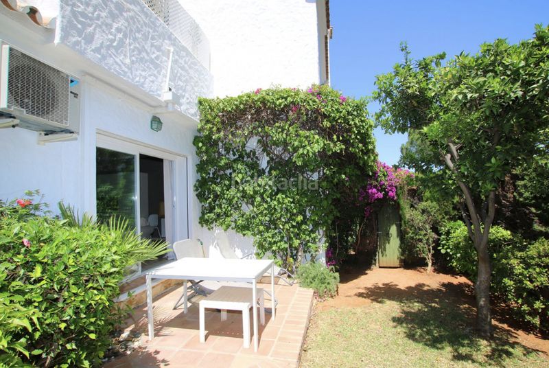 Foto 2e7fe716-a186-4b46-ae17-8bbd542202d7. Casa adossada amb xemeneia piscina a Las Brisas Marbella
