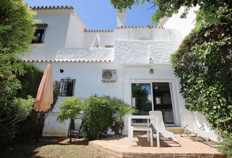 Foto 427d6973-6b9b-4c5c-abb0-3f88a08cde79. Casa adossada amb xemeneia piscina a Las Brisas Marbella