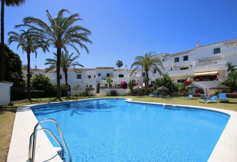 Foto 4335855b-371a-4814-89f1-d6933f6ca8d8. Casa adossada amb xemeneia piscina a Las Brisas Marbella