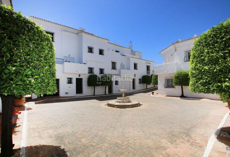 Foto 450e1882-2ee8-4164-a585-09461352221f. Casa adossada amb xemeneia piscina a Las Brisas Marbella