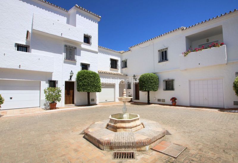 Foto 4fbf7b10-cd3e-4ced-939e-91bb07854827. Casa adossada amb xemeneia piscina a Las Brisas Marbella