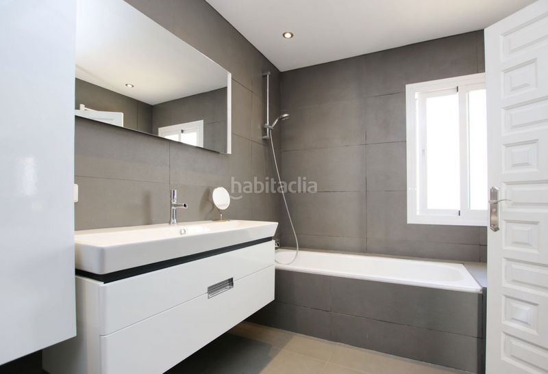 Foto 5b17fce4-88db-4181-aba8-32e88b1da832. Casa adossada amb xemeneia piscina a Las Brisas Marbella