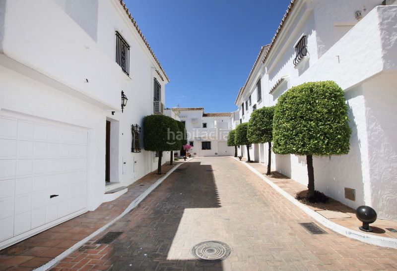 Foto 610fb77d-ce0e-40db-b801-31f5c841bd7f. Casa adossada amb xemeneia piscina a Las Brisas Marbella