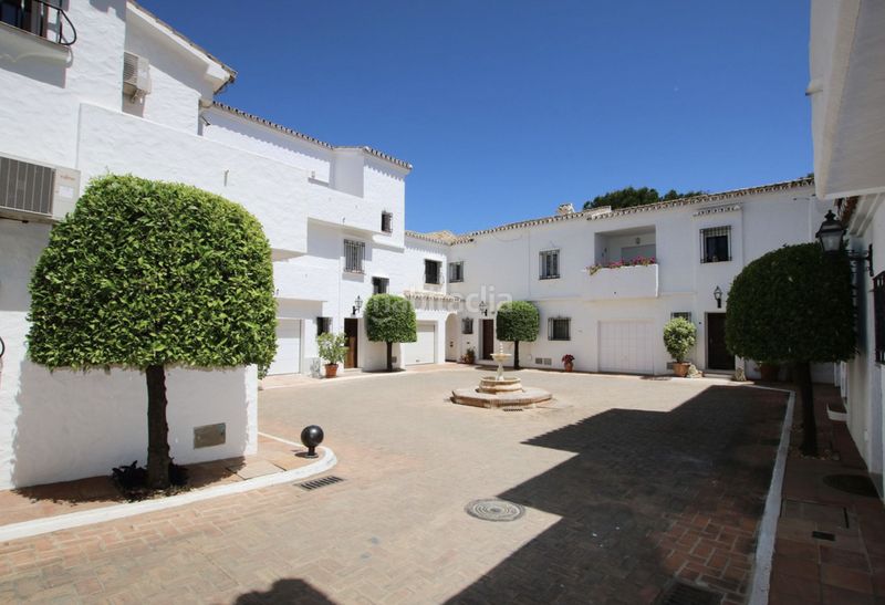 Foto 790924e3-f107-40ea-b17e-07dabbf51a07. Casa adossada amb xemeneia piscina a Las Brisas Marbella