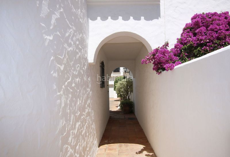 Foto adab21c7-5688-45cc-8d63-75b1dc2bf5e8. Casa adossada amb xemeneia piscina a Las Brisas Marbella