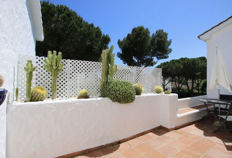 Foto d18b58dc-67d6-436f-a7d6-e5b9be877c5f. Casa adossada amb xemeneia piscina a Las Brisas Marbella