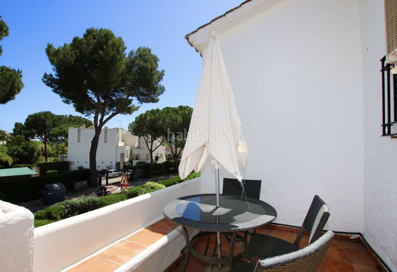Foto f9c9fe8b-a2bf-44e0-a54c-5a3dbf07a943. Casa adossada amb xemeneia piscina a Las Brisas Marbella