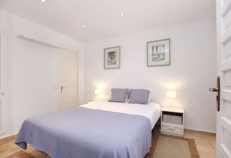 Foto fd0aa0bf-c865-4250-9d1f-6bf96cda7de2. Casa adossada amb xemeneia piscina a Las Brisas Marbella