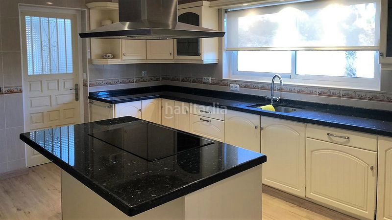 Foto 017a62ef-72b1-47c6-a38c-578977e424d5. Alquiler casa Calahonda, costa del sol. 3 dormitorios, 3 baños, construidos 204 m², jardin/terreno 1300 m². posición : cerca de golf, cerca de en Mijas