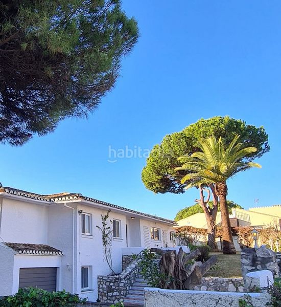 Foto 717a05ea-5e99-4e21-935b-b8bf22561468. Alquiler casa Calahonda, costa del sol. 3 dormitorios, 3 baños, construidos 204 m², jardin/terreno 1300 m². posición : cerca de golf, cerca de en Mijas