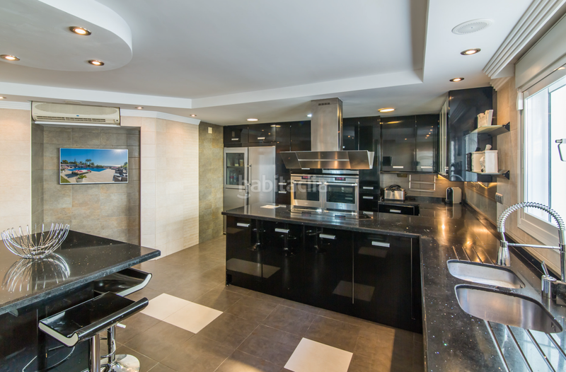 Foto 2653961c-cc79-4fbd-9315-026bebafdcb7. Xalet amb aparcament piscina a Elviria Marbella