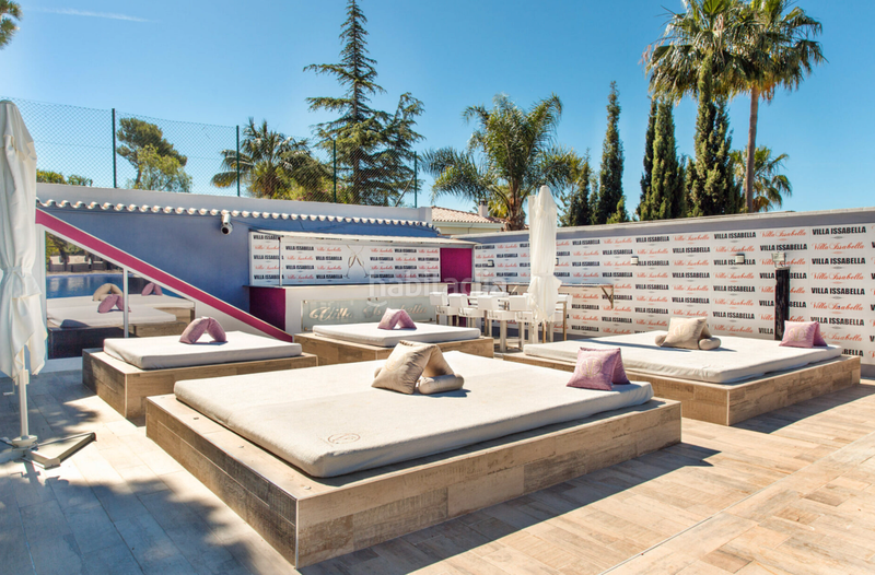 Foto 81e9f0fd-8ae8-4e49-8bf3-f1421f97de81. Xalet amb aparcament piscina a Elviria Marbella