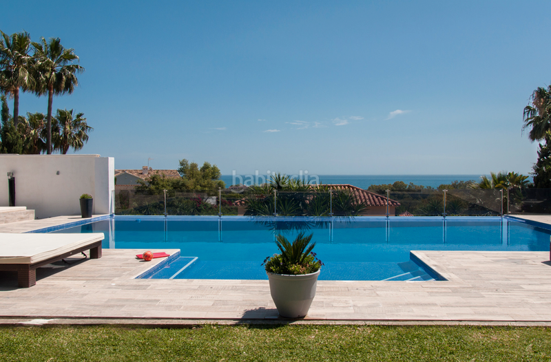 Foto a7c6e10c-4a2e-49d5-956e-351b22cc7339. Xalet amb aparcament piscina a Elviria Marbella