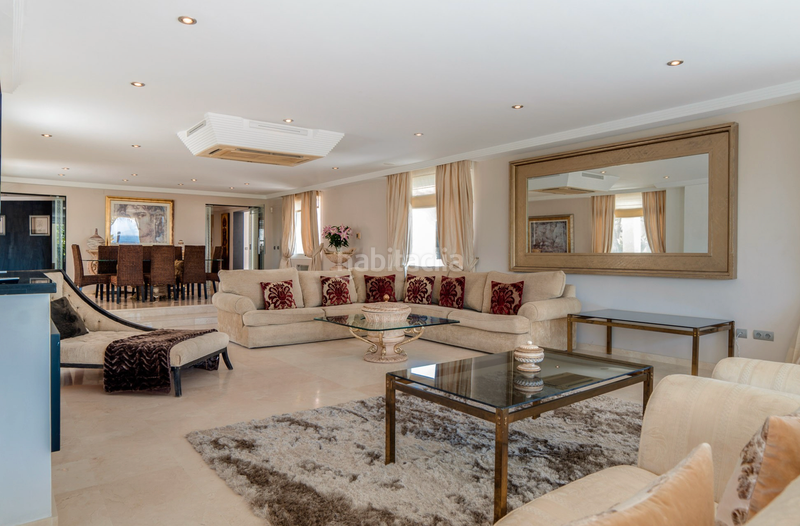 Foto ea572e1e-2da0-4f17-8e49-f4db112f1033. Xalet amb aparcament piscina a Elviria Marbella