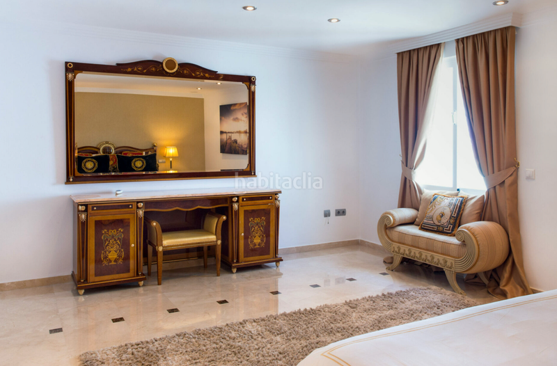 Foto f52f79c8-74e8-47e3-a40d-8f5fc1bbd829. Xalet amb aparcament piscina a Elviria Marbella